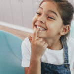 Mit Zahnputzlied, KAI und Co. – richtig Zähne putzen bei Kindern vom ersten Milchzahn an.